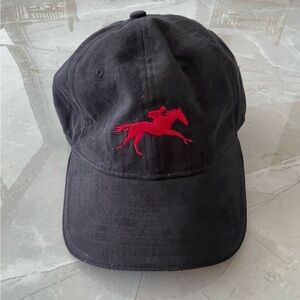 SARATOGA SPRINGS 
•UNISEX
•BLACK COLOR HORSE CAP
•ADJUSTABLE VELCRO BACK STRAP